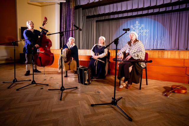 Folkloras kopa Liepu Laipa Latvijas Republikas Proklamēšanas 101. gadadienas koncertā Jumpravas pamatskolā 2019. gada 16. novembrī